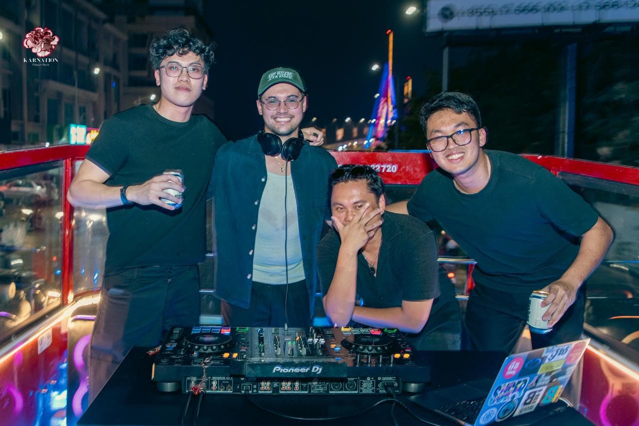 Karnation Bus Party — photo 6